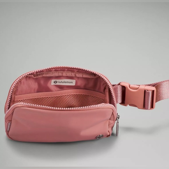 Lululemon Everywhere Belt Bag 1L  Pastel pink NWT - Picture 2 of 3